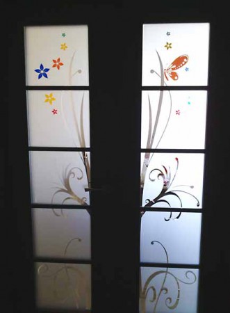 Puertas de cuarterones grabadas al ácido y decoradas con color